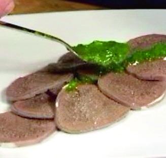 Un piatto di lingua in salsa verde dello chef Dario Torabi