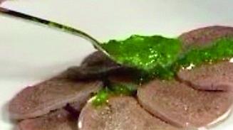 Un piatto di lingua in salsa verde dello chef Dario Torabi