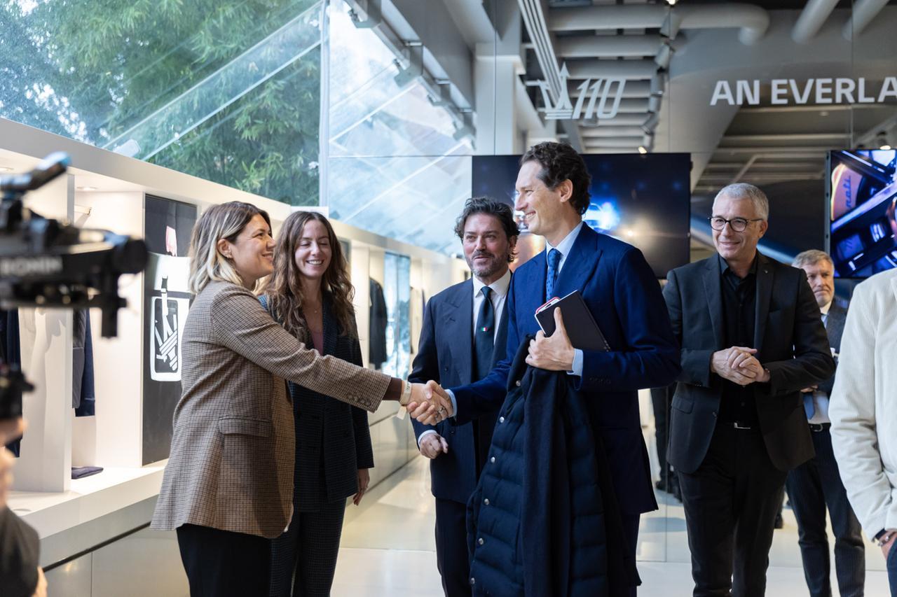 
	John Elkann in visita nella sede di Maserati (foto Maserati)

