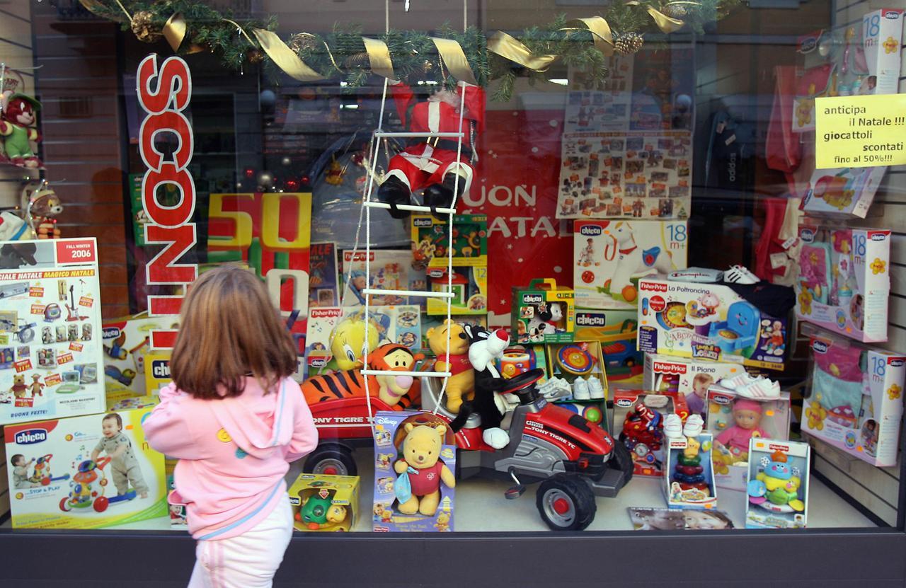 
	Una bambina davanti a un negozio di giocattoli (archivio)

