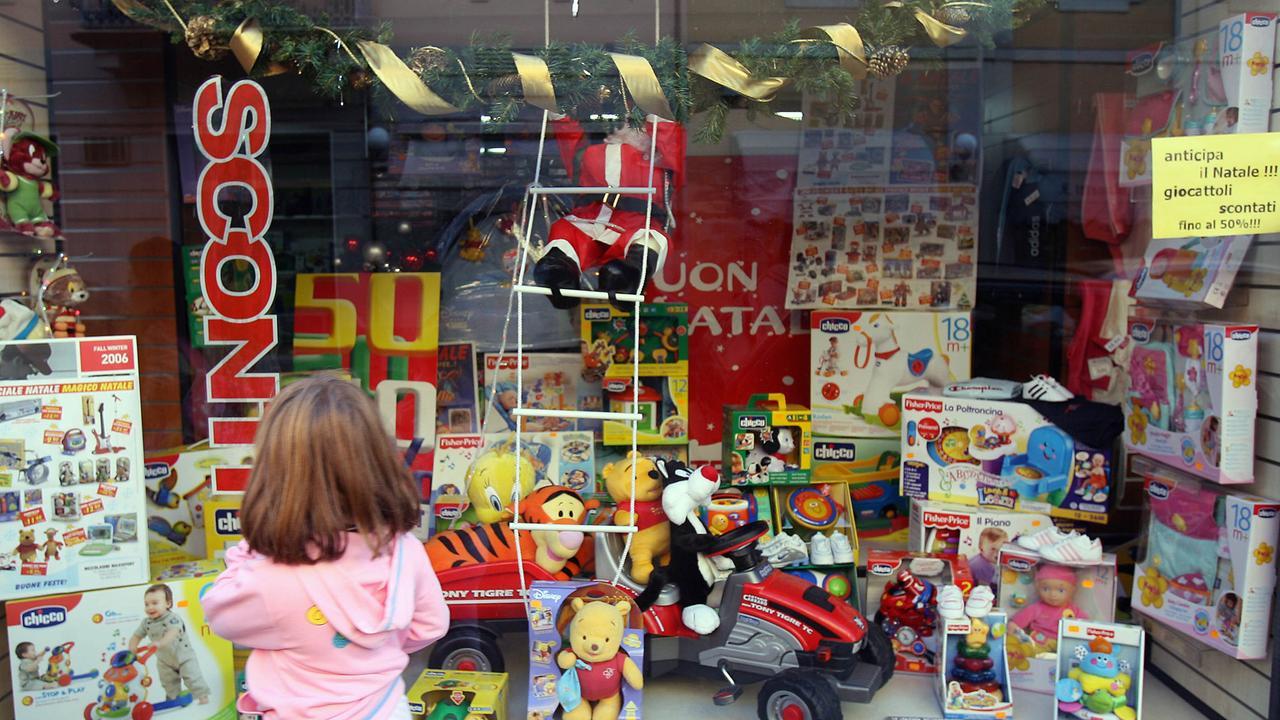 Una bambina davanti a un negozio di giocattoli (archivio)