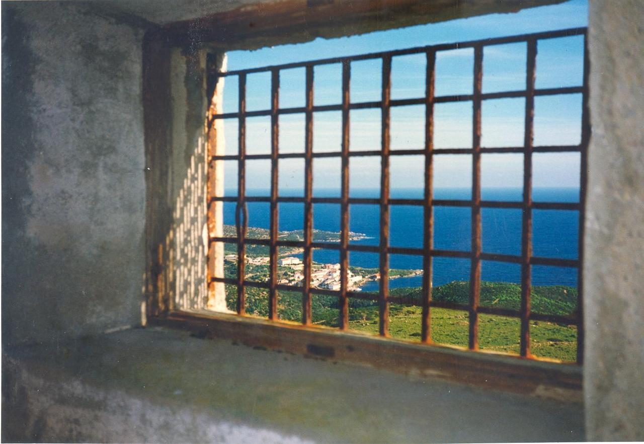 Boe, Mesina, Vallanzasca e tutti gli altri: le evasioni riuscite e tentate dal carcere nell’isola