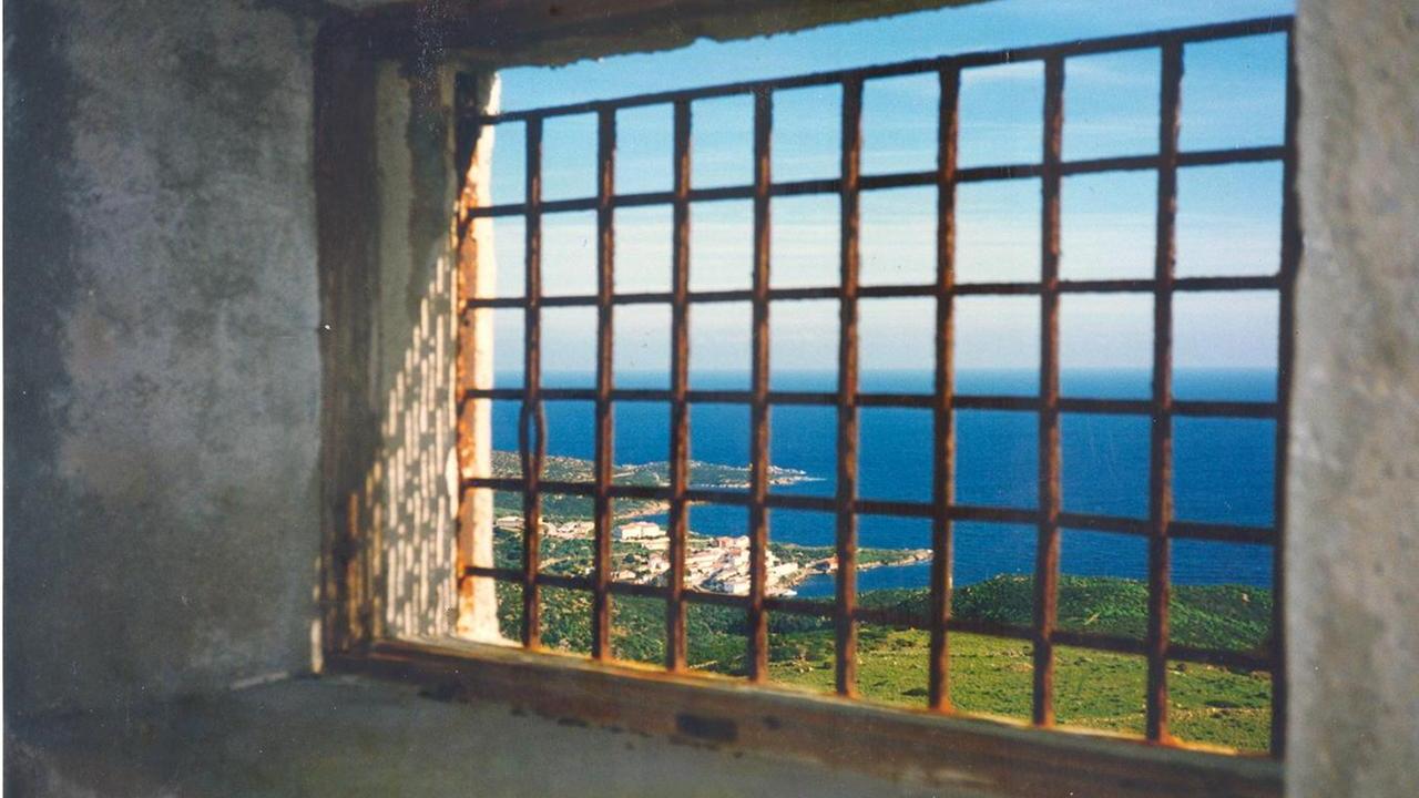 Boe, Mesina, Vallanzasca e tutti gli altri: le evasioni riuscite e tentate dal carcere nell’isola