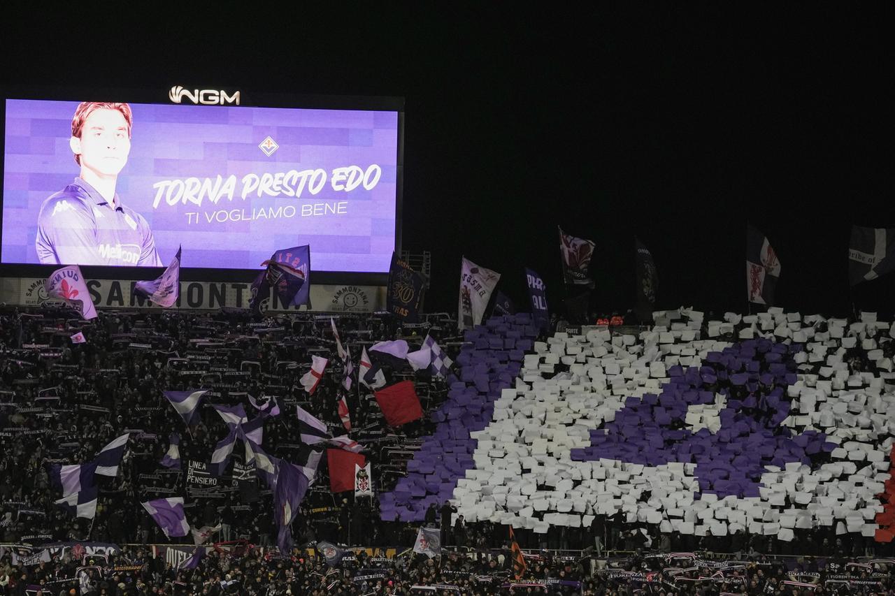 
	La dedica al giocatore viola

