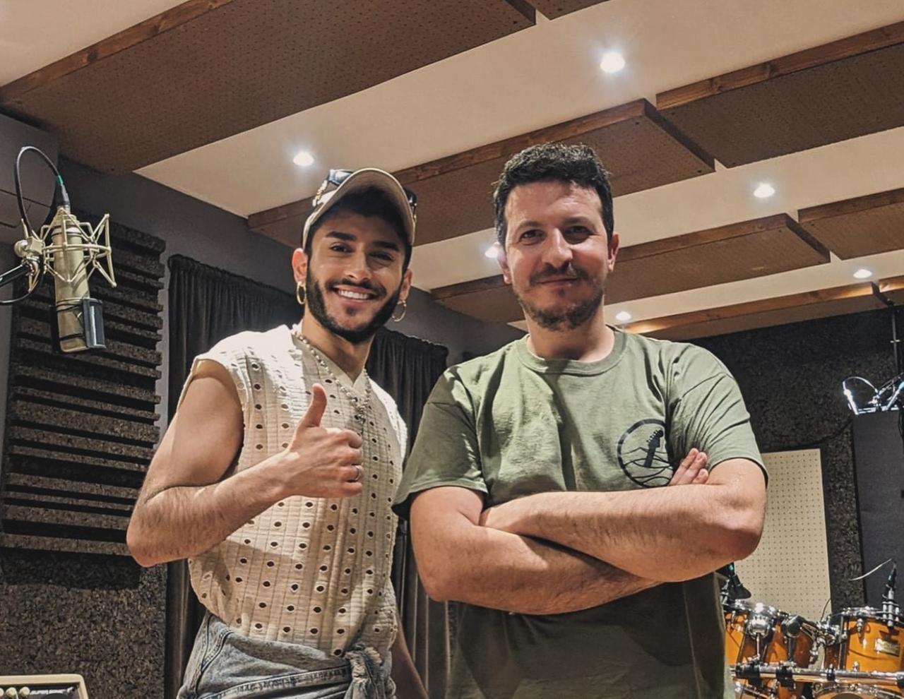 
	Pietro Piras alias Sarip con Claudio Luce (a destra) compositore e arrangiatore della canzone

