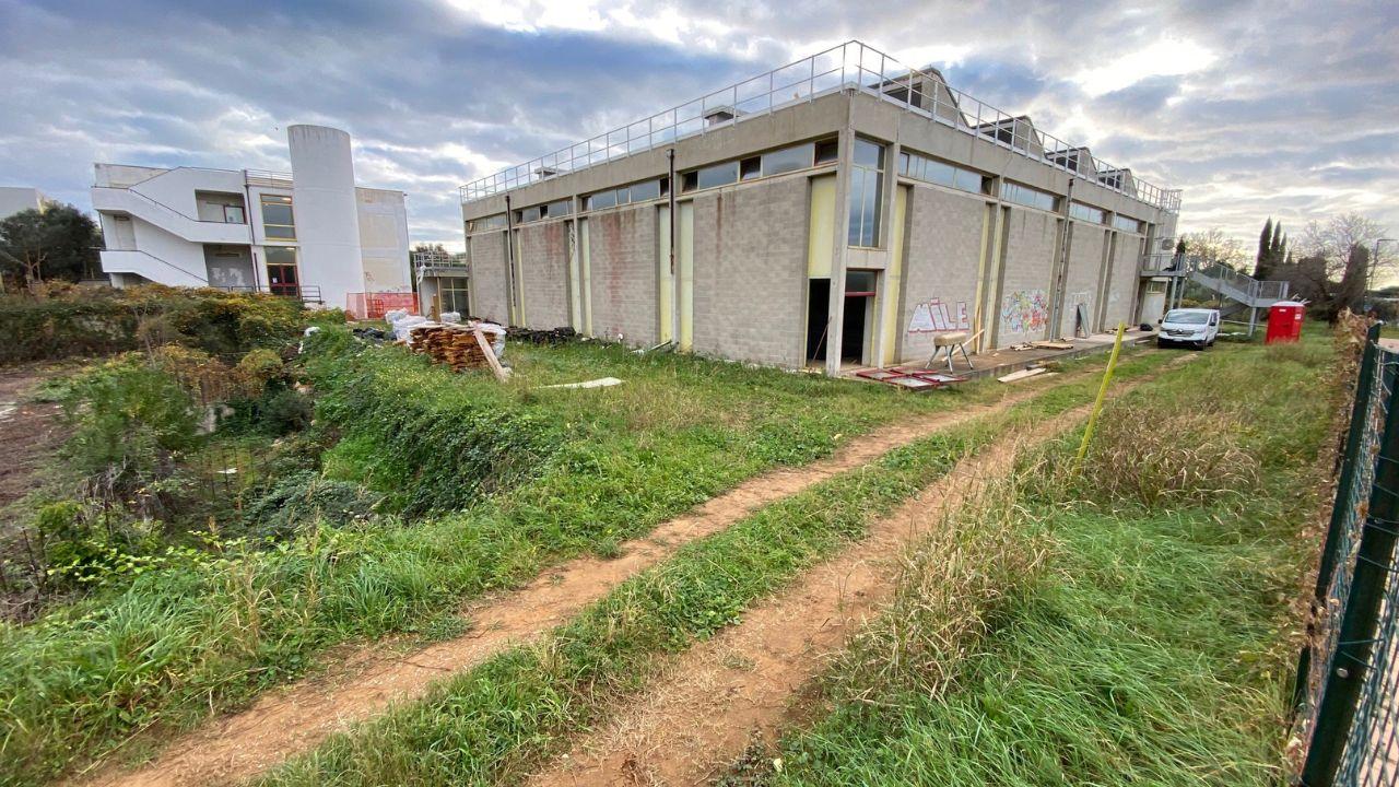 Una veduta dall’esterno del cantiere di manutenzione straordinaria della palestra dell’Isis Einaudi Ceccherelli di Piombino