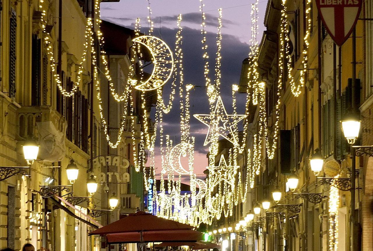 Mercatini, luci, pista di ghiaccio: a Pisa si accende la magia del Natale
