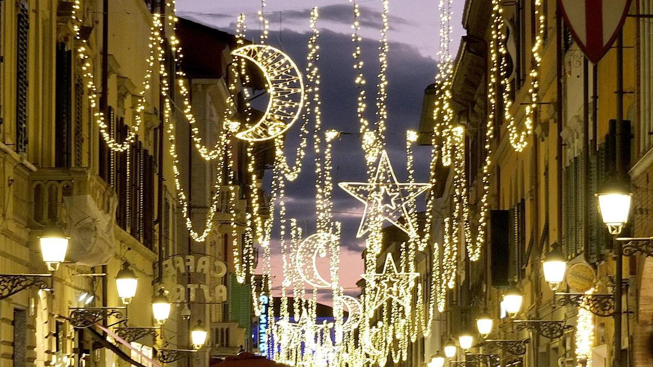 Mercatini, luci, pista di ghiaccio: a Pisa si accende la magia del Natale