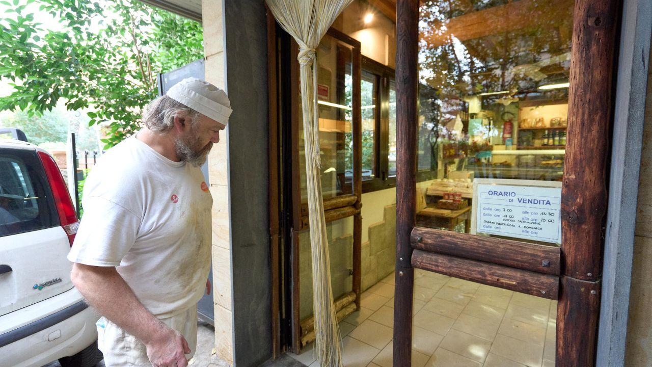 Valerio Barbetti, titolare del panificio di Ponzano, davanti all’ingresso del negozio di via Capoquadri (Foto Juri Autovino)