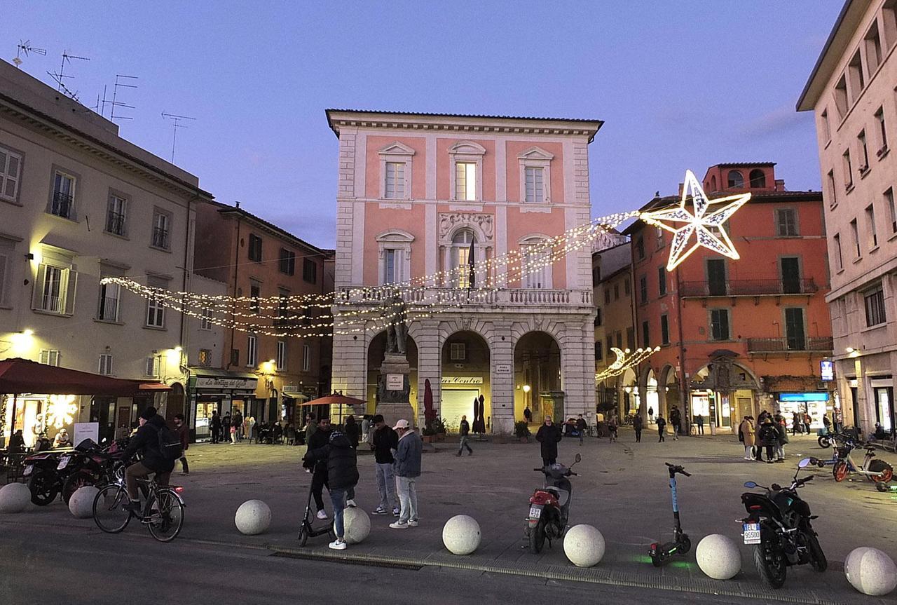 Pisa città del Natale 2024, conduttrice tv madrina all’inaugurazione degli eventi