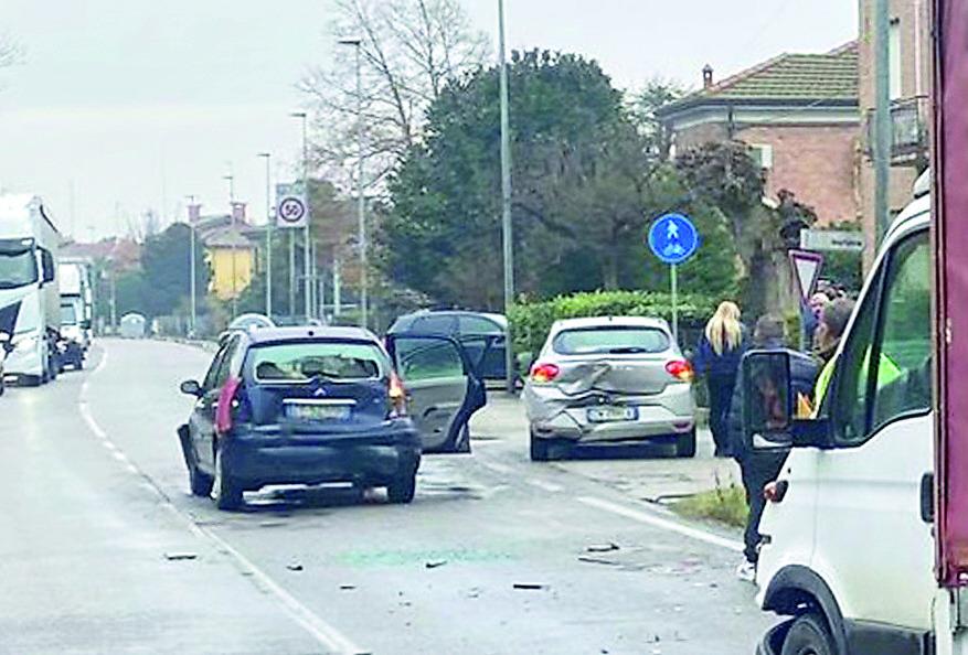 San Biagio, altro incidente sulla statale 16: tre mezzi coinvolti e due feriti
