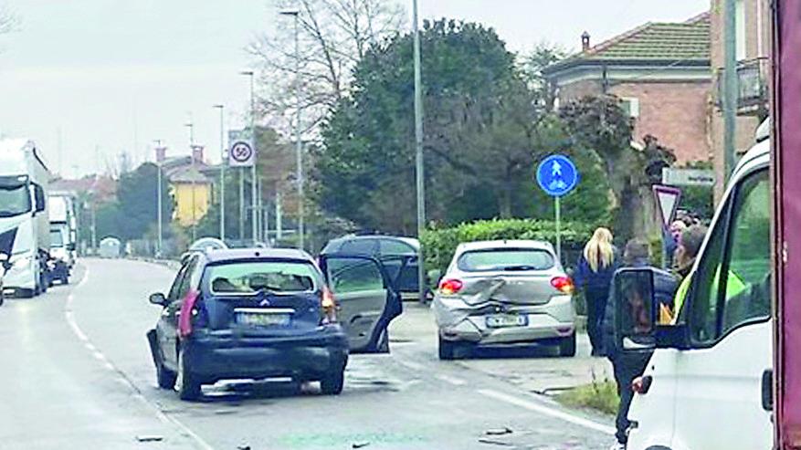 San Biagio, altro incidente sulla statale 16: tre mezzi coinvolti e due feriti