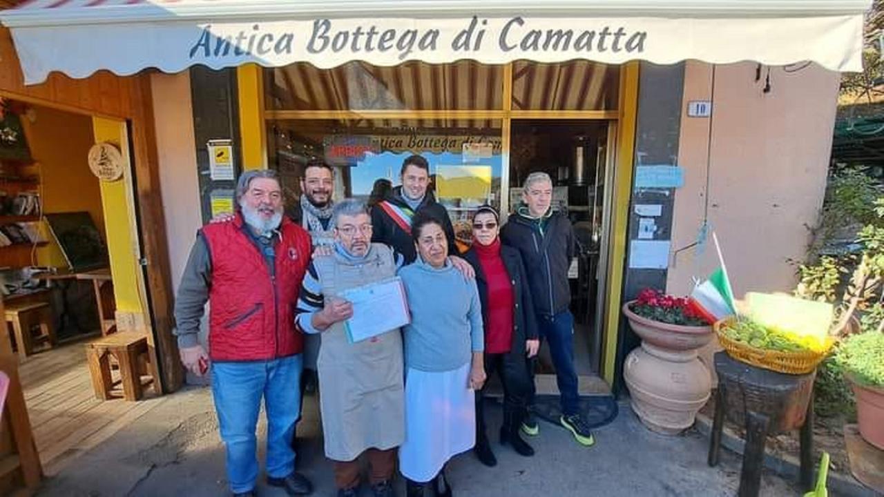 
	La targa consegnata dal sindaco Venturelli all'Antica Bottega Camatta


