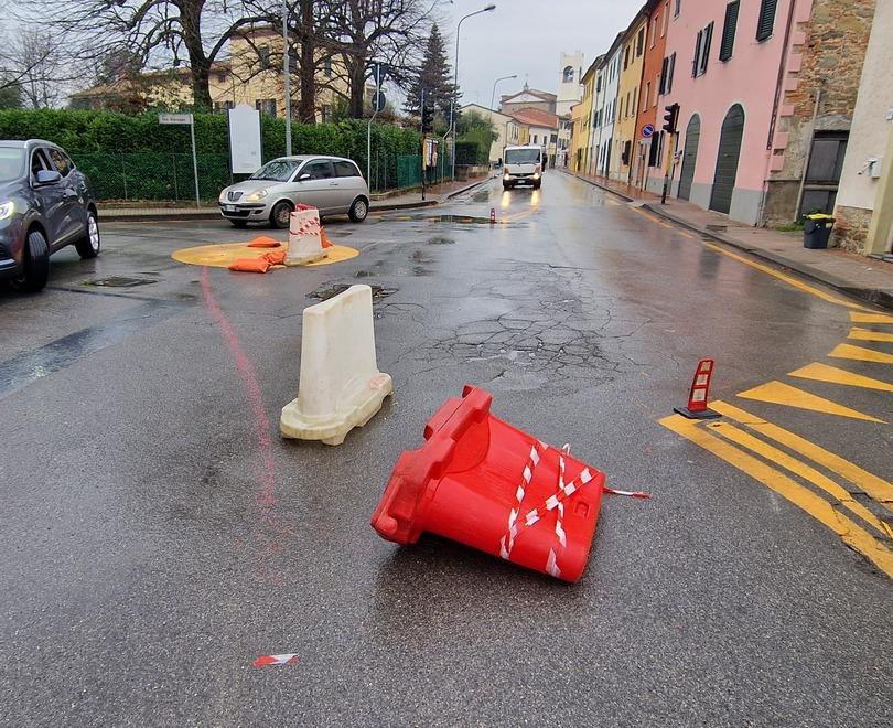 Chiesina Uzzanese, rotonda provvisoria di via Cavour: intervengono polizia e prefettura