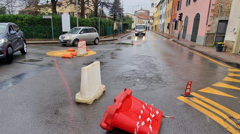 Chiesina Uzzanese, rotonda provvisoria di via Cavour: intervengono polizia e prefettura