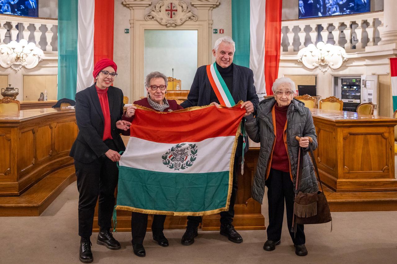 Reggio Emilia consegna il Primo Tricolore alle amiche di Nilde Iotti