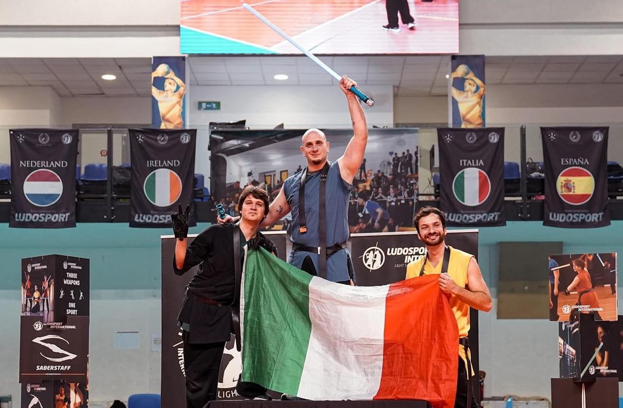 
	Simone Pedrazzi sul gradino pi&ugrave; alto del podio

