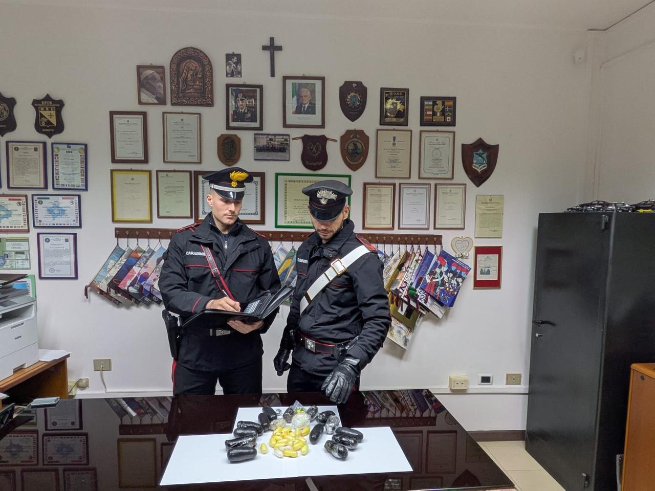 Due chili di cocaina e mezzo etto di eroina in auto: 20enne arrestato