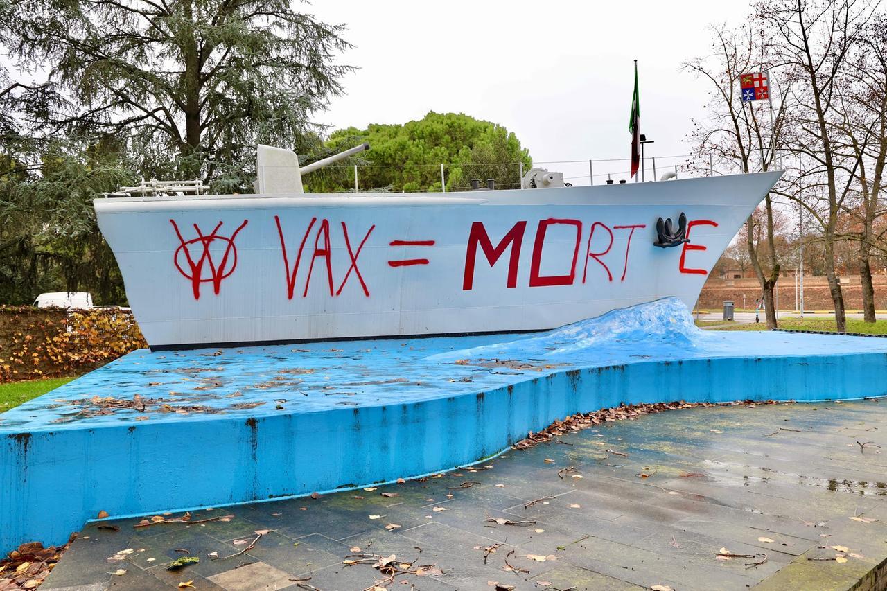 Ferrara, scritte no vax sul monumento ai caduti: imbrattata la nave in via Pomposa