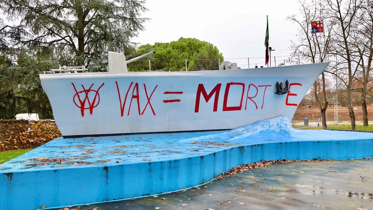 Ferrara, scritte no vax sul monumento ai caduti: imbrattata la nave in via Pomposa