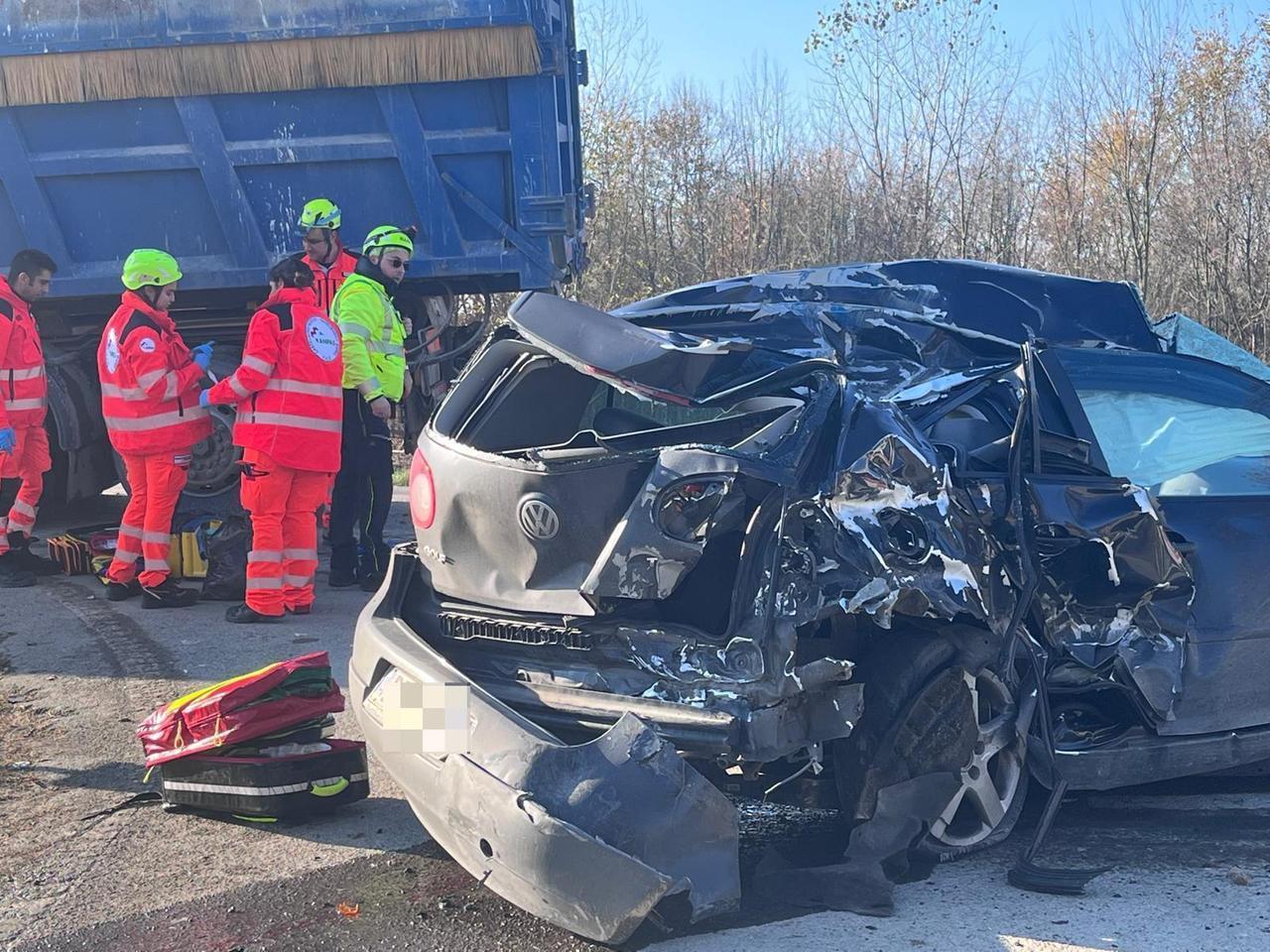 Scontro tra camion e auto a Cadelbosco, un ferito gravissimo