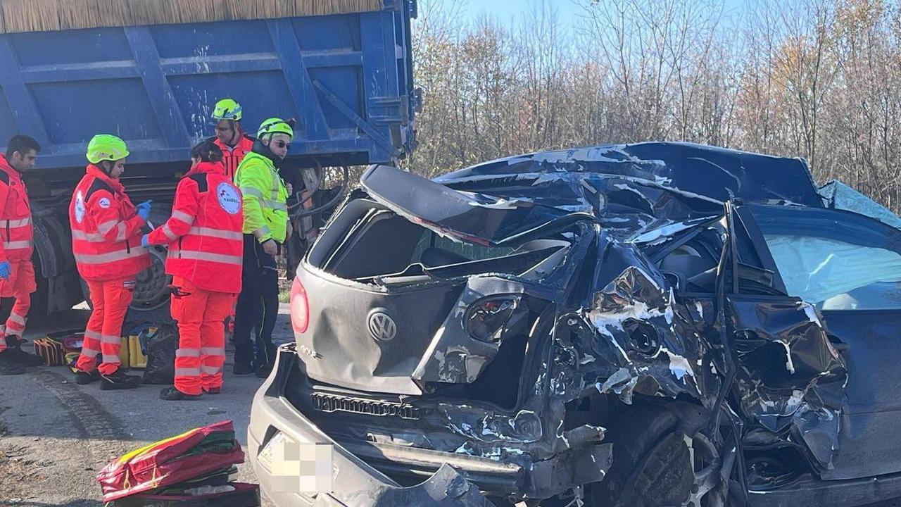 Scontro tra camion e auto a Cadelbosco, un ferito gravissimo