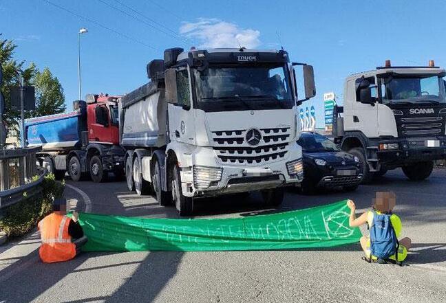 
	Il blocco stradale messo in atto da Ultima Generazione a Carrara

