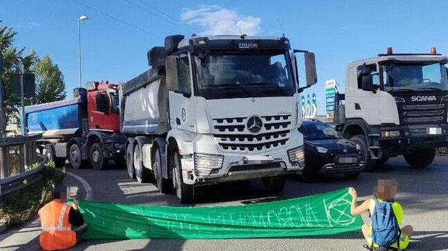 Il blocco stradale messo in atto da Ultima Generazione a Carrara