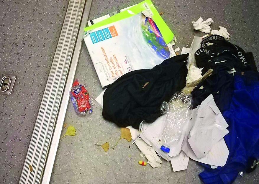 Ferrara, biancheria intima e libri sparsi nel bus: bulli in azione?