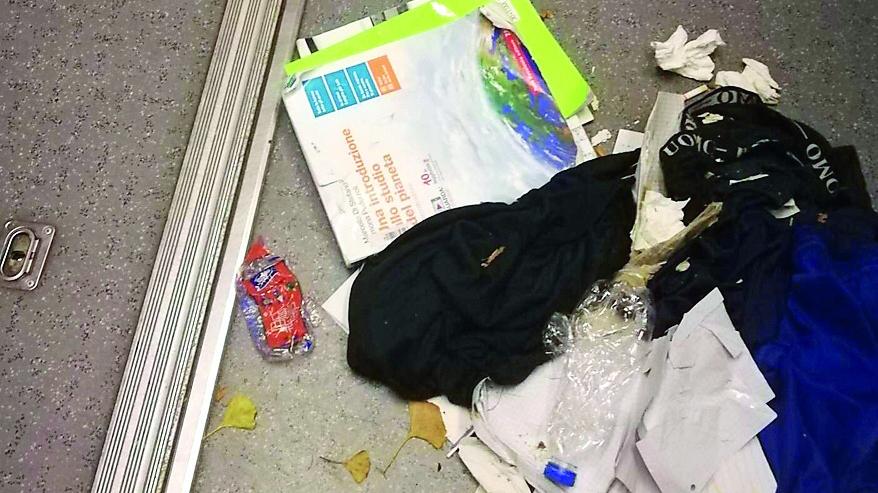 Ferrara, biancheria intima e libri sparsi nel bus: bulli in azione?