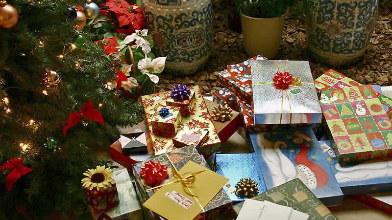 Pacchi di natale sotto l'albero