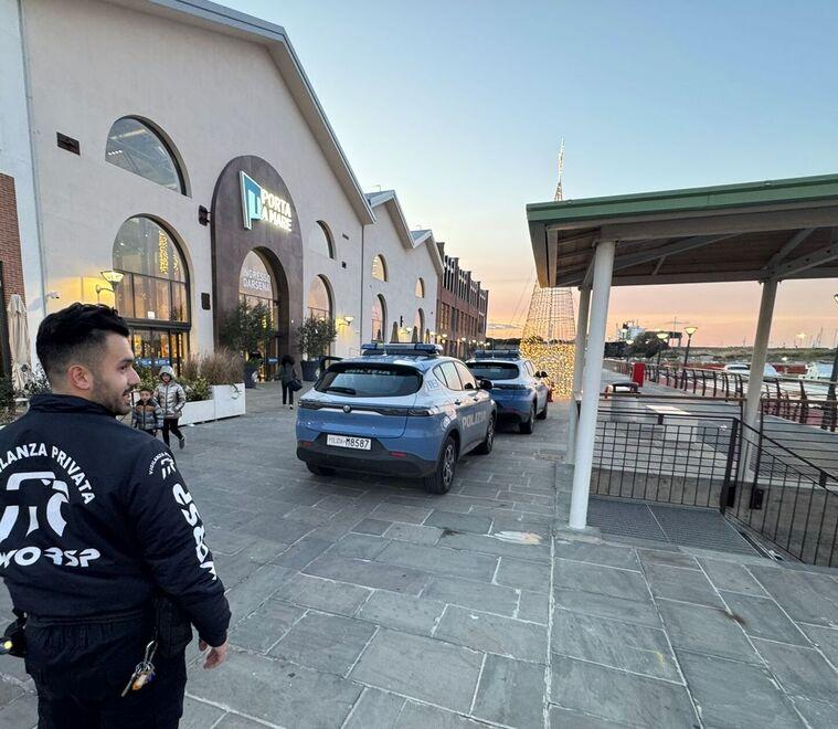 Livorno, caos per le strade per un’aggressione a un ragazzino: decine di giovanissimi si confrontano con caschi e cinghie