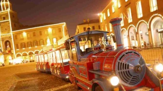 Il trenino di Natale in una piazza Grande illuminata