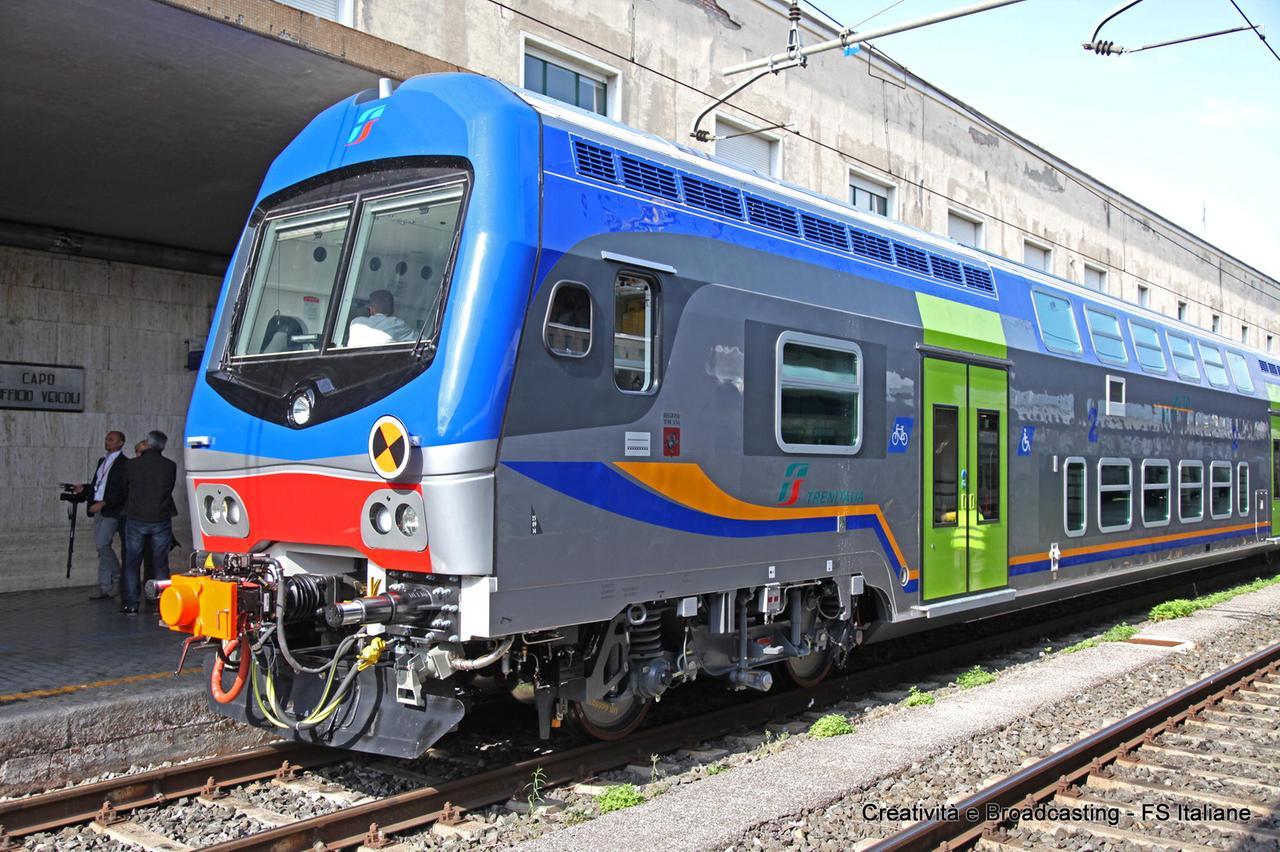 FIRENZE SANTA MARIA NOVELLA -   Un altro Vivalto ammoderna e potenzia da oggi la flotta regionale toscana di Trenitalia. 