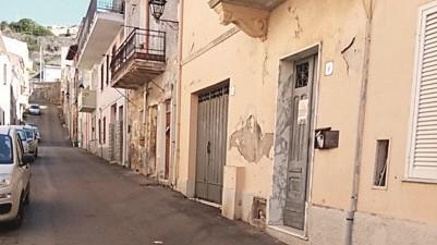 I cani abbaiano la notte, i vicini esasperati: «Basta, vendiamo la casa»