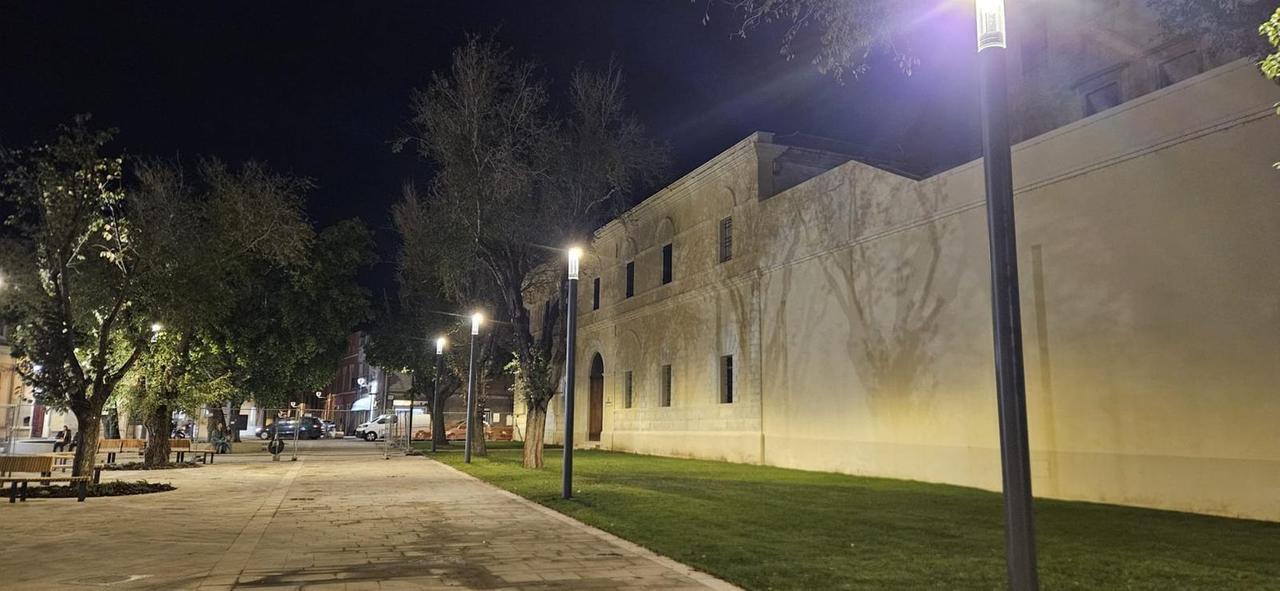 
	L'unico tratto di piazza Manno in cui potrebbero passare le auto

