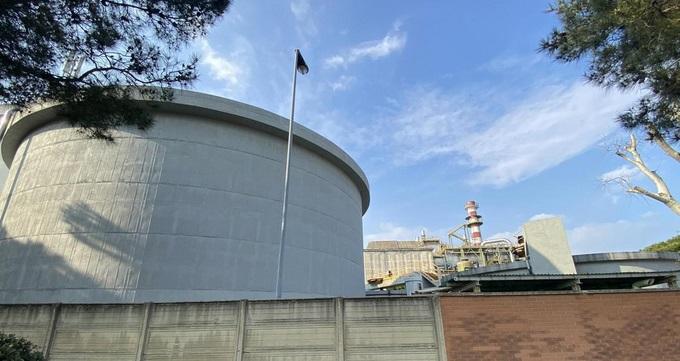 
	Il cilindro vista inceneritore che diventer&agrave; il nuovo digestore

