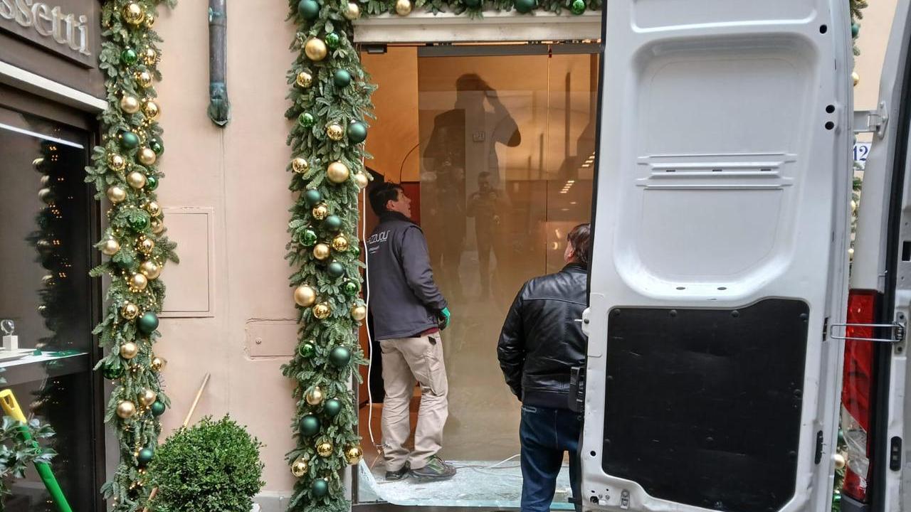 Gli operai sostituiscono la vetrina sfondata dalla Panda