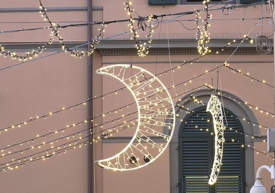 Il Comune di Casina tira la cinghia: le feste di Natale saranno senza luminarie