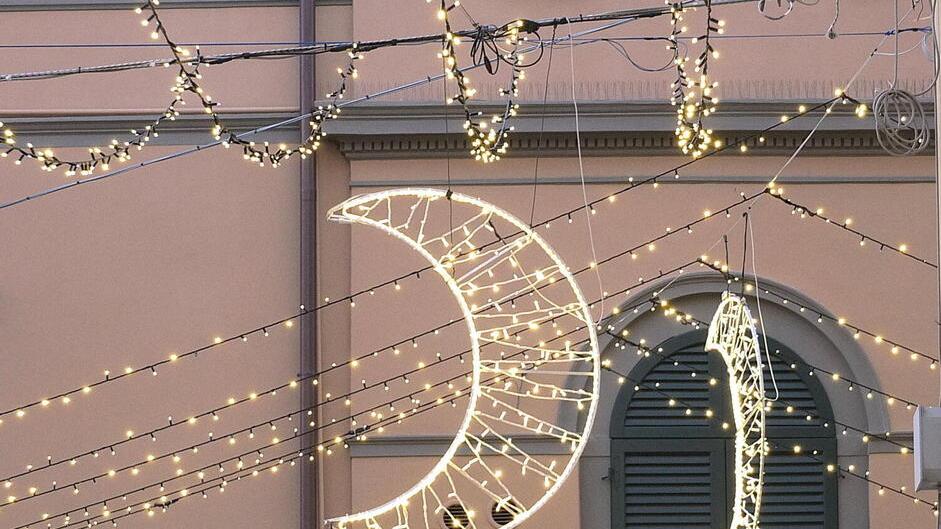 Il Comune di Casina tira la cinghia: le feste di Natale saranno senza luminarie