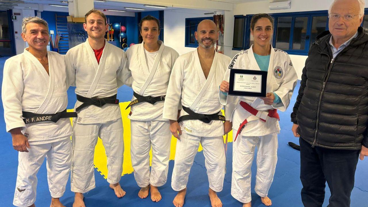In foto i judoka della palestra Kodokan con, a destra, Giulia Quintavalle, campionessa olimpica