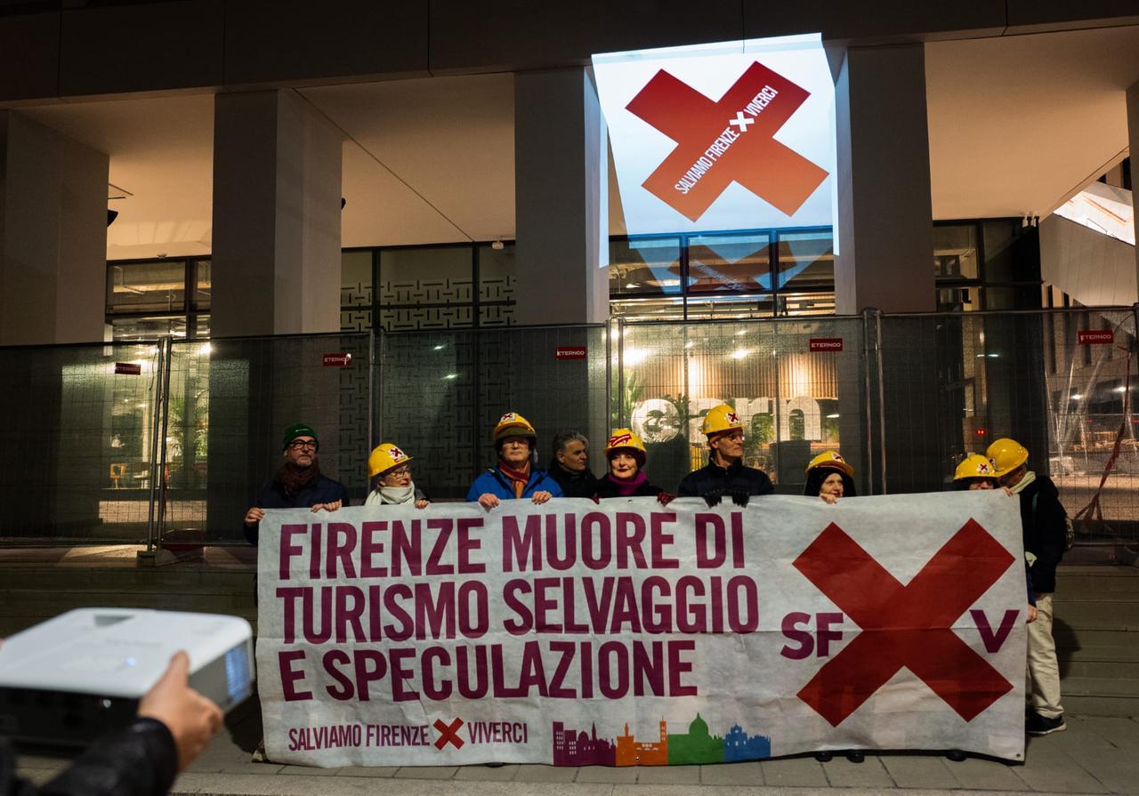 Blitz notturno di Salviamo Firenze, la croce rossa proiettata sui “cantieri della speculazione”