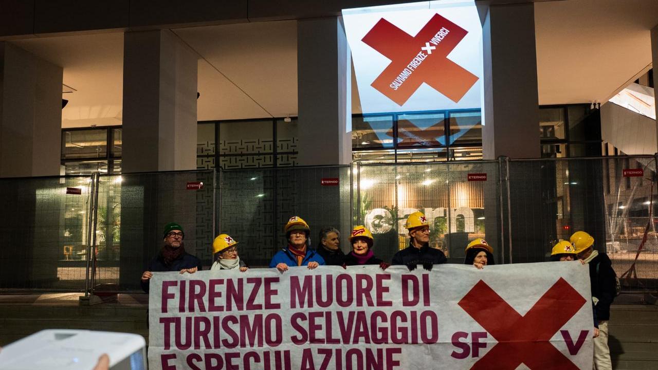 Blitz notturno di Salviamo Firenze, la croce rossa proiettata sui “cantieri della speculazione”