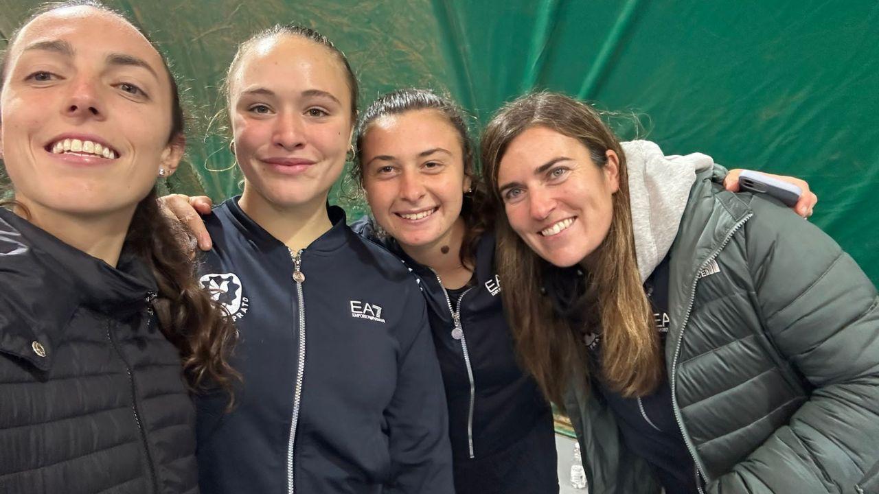 Un selfie delle tenniste del Tc Prato con la capitana Claudia Romoli