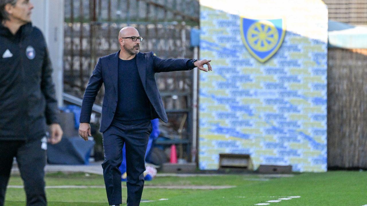 Nella foto il tecnico della Carrarese Antonio Calabro