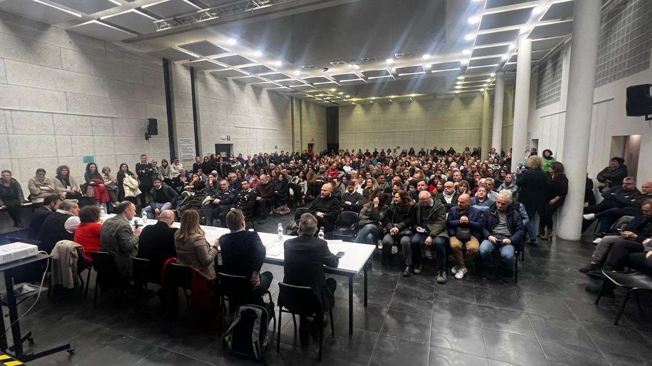 
	Il salone parrocchiale di Ges&ugrave; Redentore gremito per l'incontro tra famiglie e sindaco

