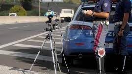 Un controllo della velocità della polizia stradale 