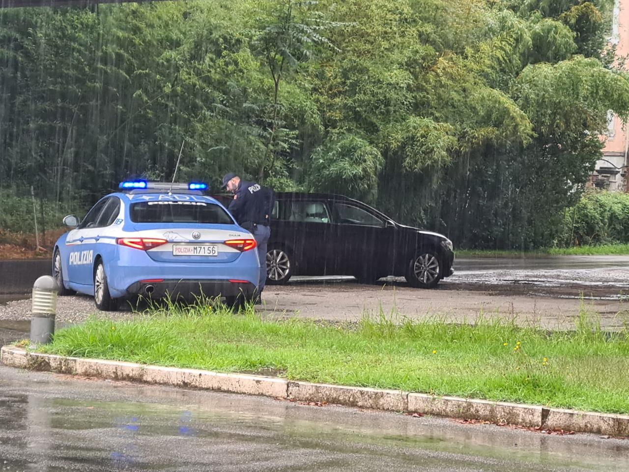 Lucca, rubano lamette da barba al supermercato: arrestati