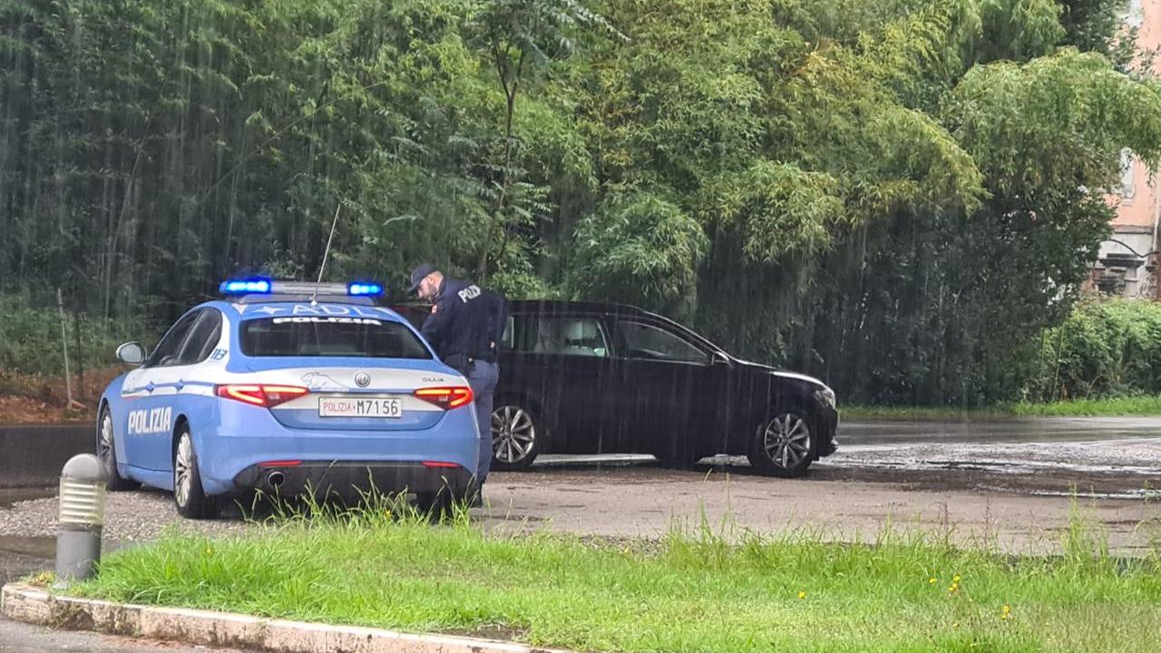 Lucca, rubano lamette da barba al supermercato: arrestati