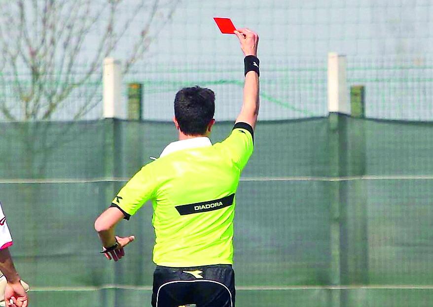 Ferrara, pallonata all’arbitro: squalificato per due mesi